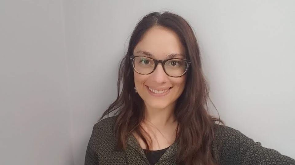 Therapist with dark hair, black shirt