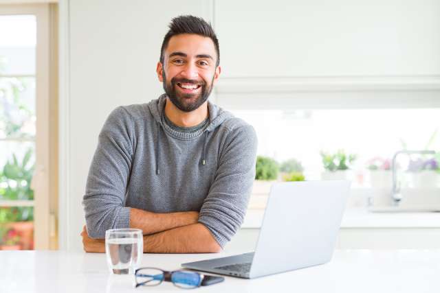 A man uses a computer. This relates to concepts of online therapy in Missouri. Our online therapists in Missouri can provide you support. 