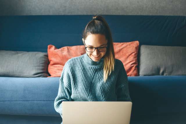 A girl types on a computer. This relates to concepts of online therapy for college students in Kansas City, MO. Our online therapist in Kansas City, MO offer online therapy in Columbia, MO