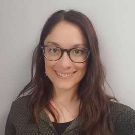 Therapist with dark hair, black shirt