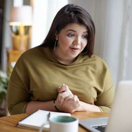 A woman uses a computer. This reflects concepts of online therapy in Missouri. We offer online therapy in Missouri for residents. Our online therapists in Missouri offer effective therapy through online therapy in Missouri.