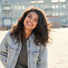 A teen girl is smiling. This relates to concepts of teen therapy in Kansas City, MO. Our teen therapist in Kansas City, MO offer effective teen therapy. 