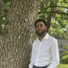Travon Porter, LMSW Brentwood, MO working with teens through geriatric